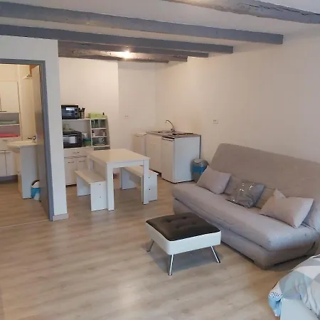 Apartment Hebergements Sylvain Neuilly-l'Eveque